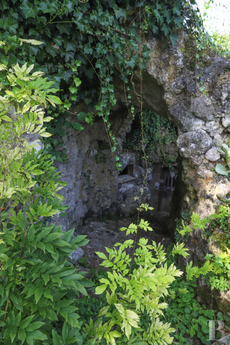 Dans le Perche, au nord-est de Bellême, une maison des 18e et 19e siècle au milieu de grands arbres  - photo  n°42
